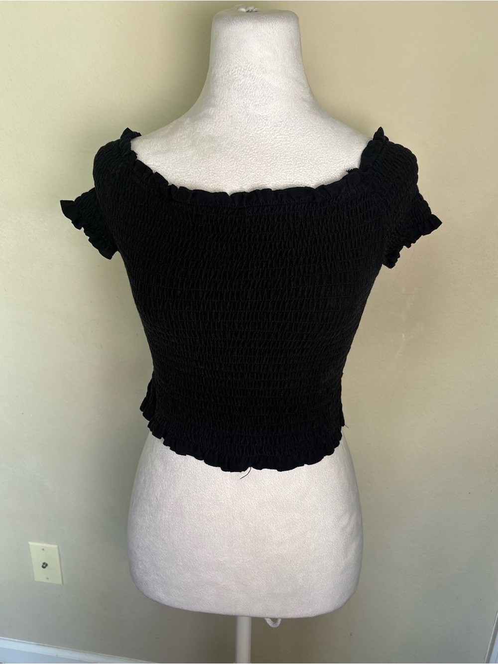 Double Zero Women’s Black Smocked Off-the-Shoulder Ruffle Cropped Top L